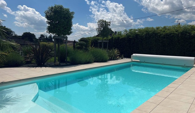 A lovely house with a private pool, in a quiet location, 20 minutes from Lyon