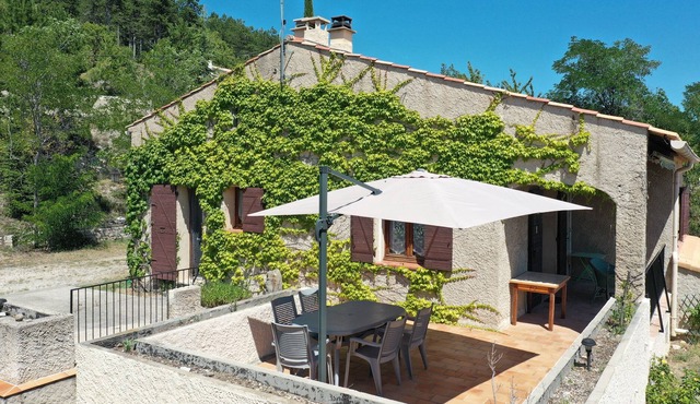 Agréable Maison sur un Grand Terrain Arboré Privatif, au Cœur de la Provence