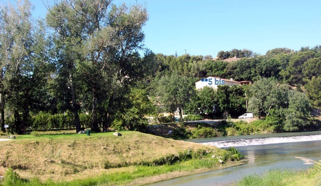 air-conditioned apartment, 200m from the village, all shops, quiet, shaded. in Bédarrides