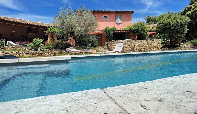 Air-conditioned Provencal house near Aix en Pce with swimming pool and boulodrome