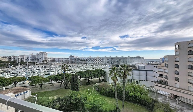 Air-conditioned studio cabin near beach with sea view