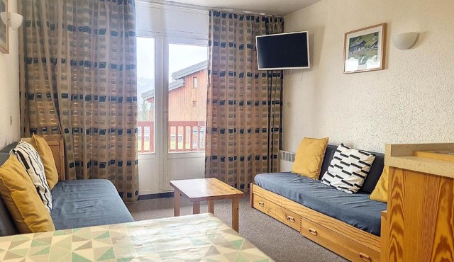 Appartement Chaleureux Proche Pistes avec Balcons - FR-1-275-191