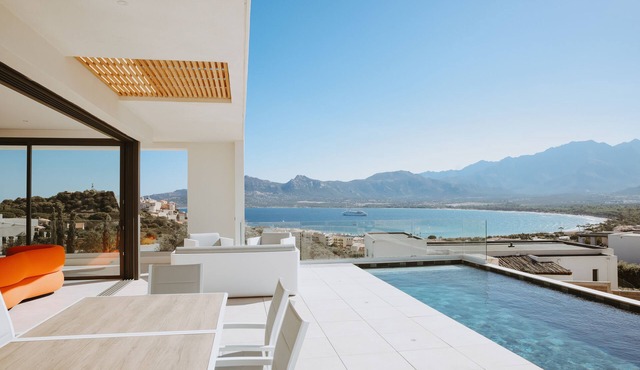 Architect-designed villa with superb view of the bay of Calvi between sea and mountains in Calvi