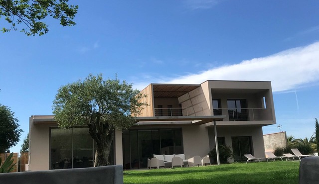 Architect-designed villa at the foot of the Albères mountains/7 km from beaches in Sorède