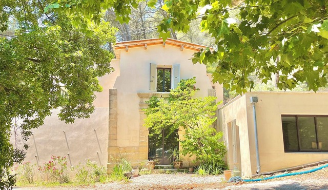 Artist's home and studio near downtown Aix and Sainte-Victoire