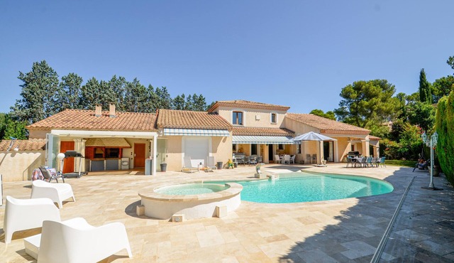Awesome home in Cabriès with private swimming pool, can be inside or outside