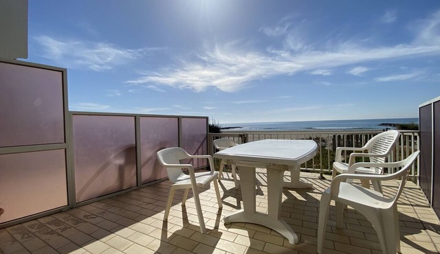 Beachfront Duplex F3, 6 Sleeps, WiFi, Parking, Pets Allowed – 15 min from Montpellier