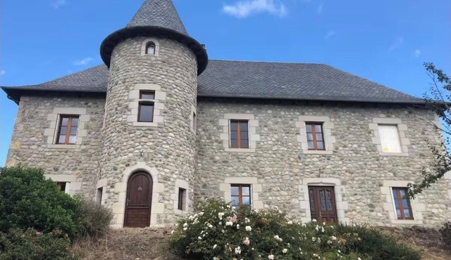 Beautiful manor house a stone's throw from Château de Val and the Auvergne mountains