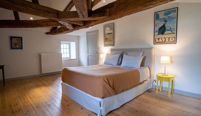 Bed and Breakfast 'Chambre Agnès Sorel' with Shared Garden and Wi-Fi in Champdolent