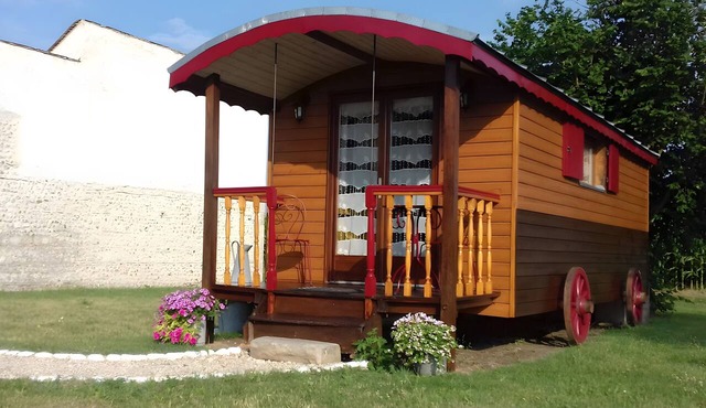 Bed and Breakfast 'Roulotte Esméralda' with Balcony, Wi-Fi and Air Conditioning