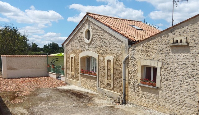 Between river and town center - air-conditioned - 2 WCs - enclosed courtyard