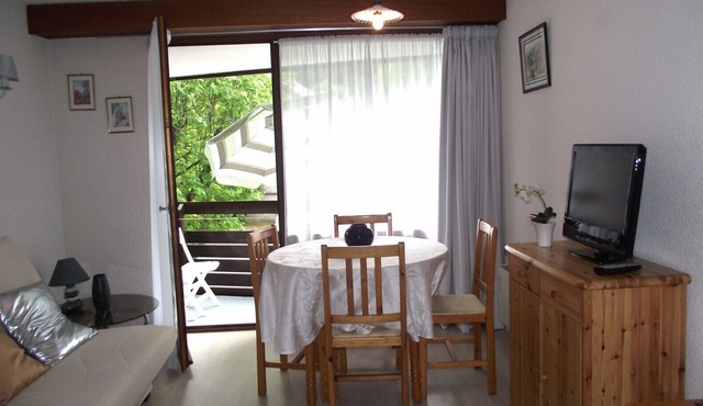 Bright, cosy apartment with free private parking and terrace for 4