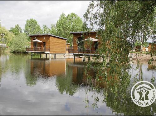 Cabane insolite au bord d'un étang, animaux acceptés, terrasse privative - FR-1-496-77