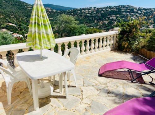 CAVALOC T2 terrasse vue colline