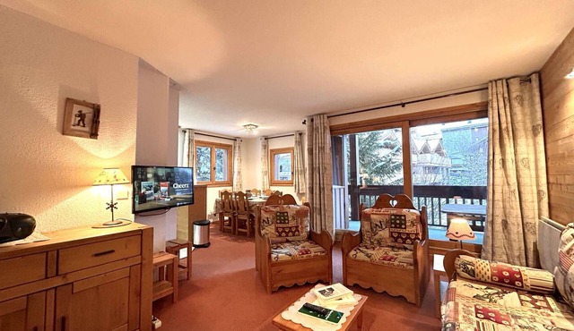 Central Apartment: 6 Guests, Near Shops & Slopes, Pool, Parking