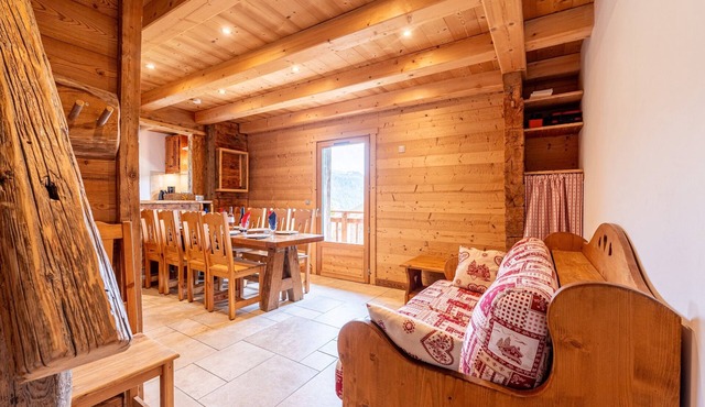 Chalet 'Gite Les Clapières - Petite Partie' with Mountain View, Private Terrace and Shared Garden