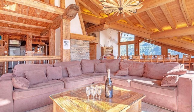 Chalet, wifi, 200m from shops, sauna, balcony, fireplace or stove, parking, tv, ski locker, 200m²