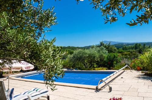 Charmante maison avec piscine à Saint-Hippolyte-le-Graveyron 46 m² !
