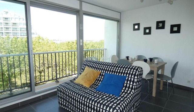 Charmant T2 avec Piscine, Proche Plage et Commerces, Garage Privé, Quartier Couchant - FR-1-328-227