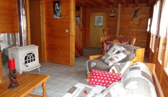 Charming 3BR Chalet for 8 in Peaceful Area, Near Slopes and Village