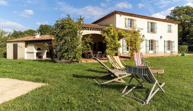 Charming 5-bedroom house with swimming pool