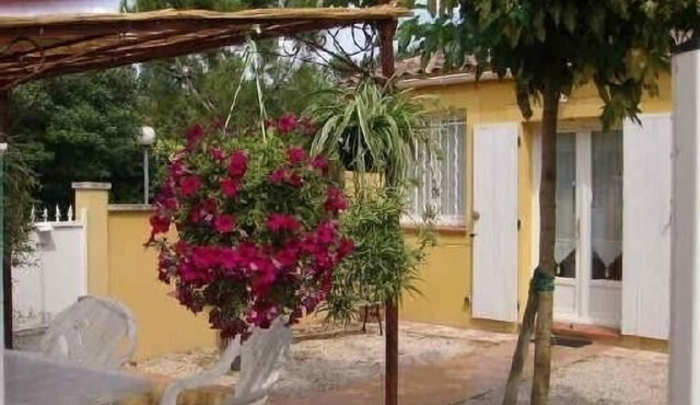 Charming apartment with one room close to Avignon at the entrance of the village