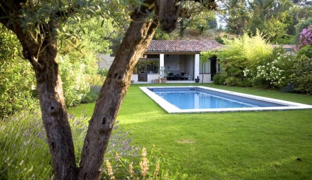 Charming house in Aix en Provence. 4 large bedrooms and bathroom. Swimming pool