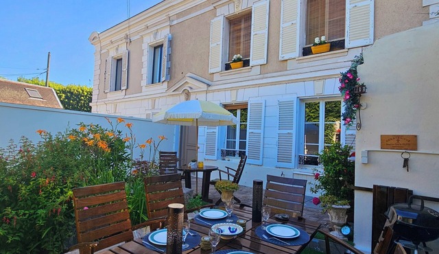 Charming house in the center of Milly, close to shops and tourist attractions.