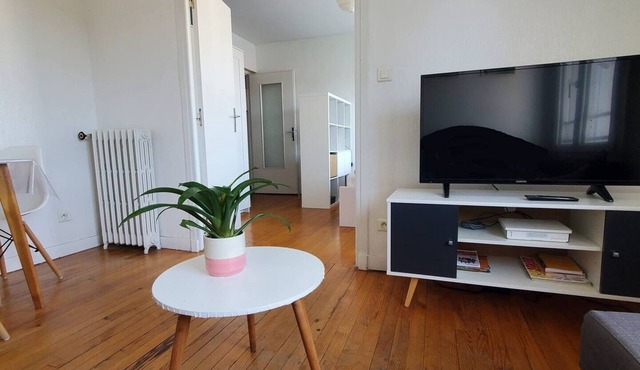 Charming one-bedroom apartment with a view, near downtown