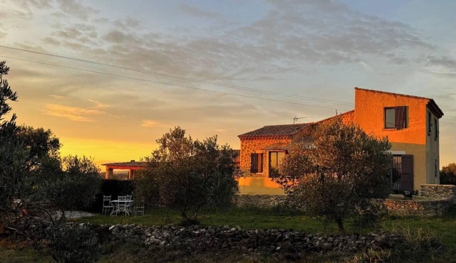 Charming Provencal villa with private pool in the heart of the vineyards