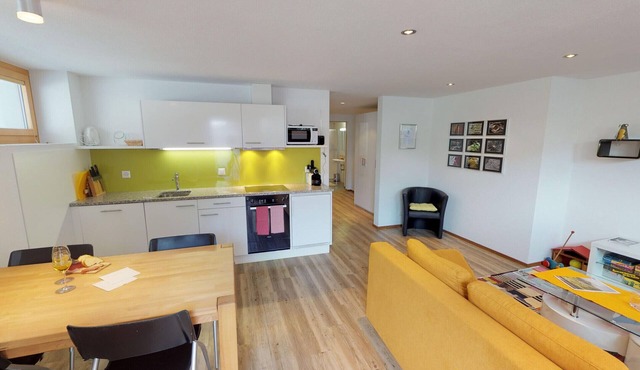 Chasa Samalgors: Modern and family-friendly 3-room apartment in the idyllic mountain village of Tschlin in Tschlin