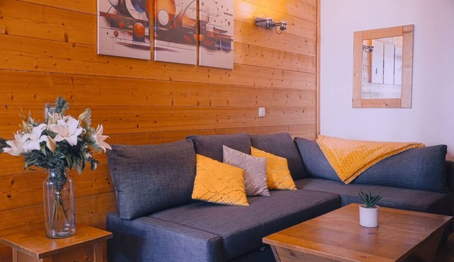 Chic, newly renovated studio with Wi-Fi, 180 TV channels, and free private parking