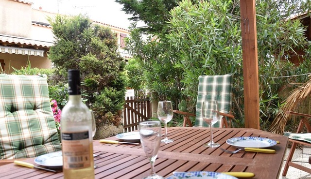 Cozy 2BR House with Pool, Terrace & Parking - Steps from Beach & Shops in Gruissan