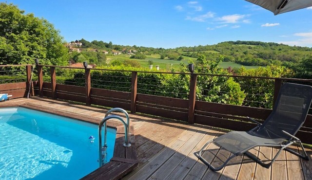 Cozy apartment, parking, swimming pool near