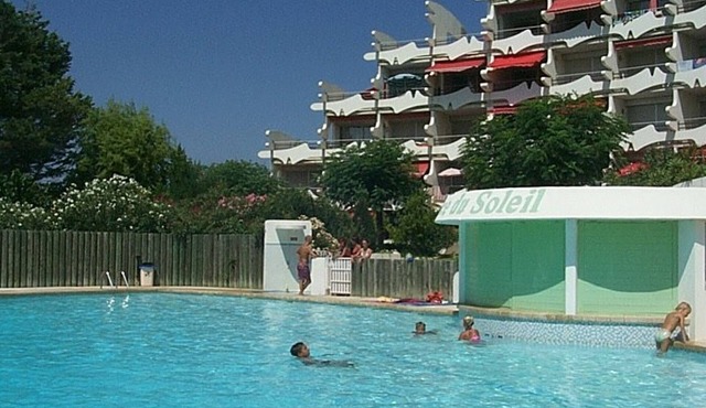 Cozy Studio with Pool Access, Near Beach and Shops, Sleeps 4, Private Parking