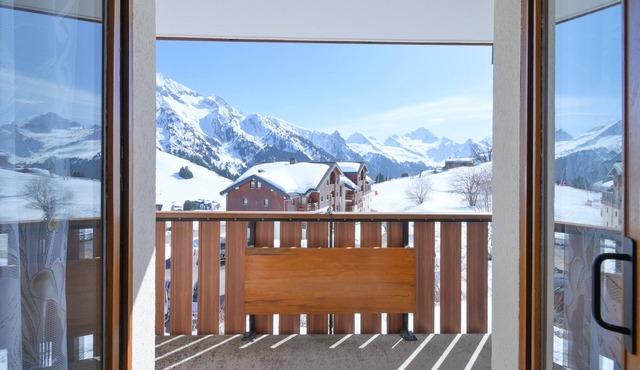 Dialy Manigod Apartment – Stunning Aravis View, Balcony & Ski-in/Ski-out Access!