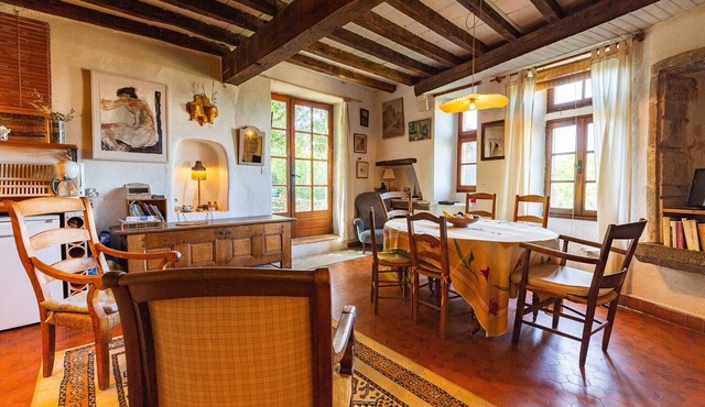 'Du Bas' Apartment with Mountain View, Private Garden and Wi-Fi