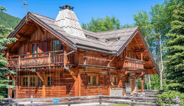 Echyllo - Six Bedroom Chalet, Sleeps 14