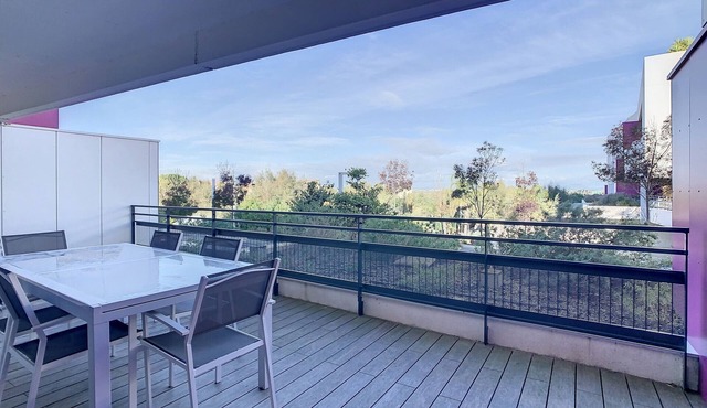F2 Apartment with Terrace, Shared Pool, Near Beach