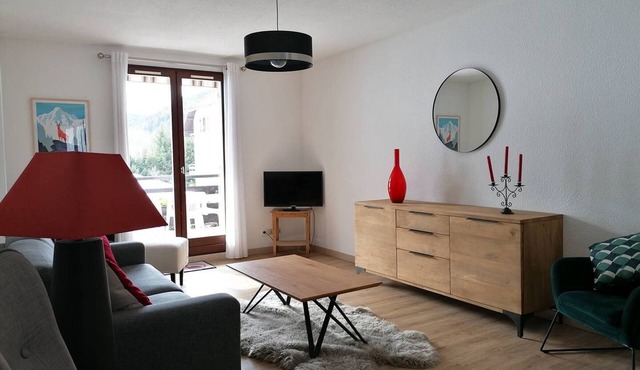 Family apartment for 6 with terrace, free parking and close to shuttle services