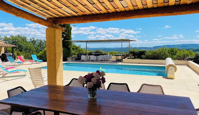 FAMILY HOME IN THE LUBERON REGION NEAR FORCALQUIER