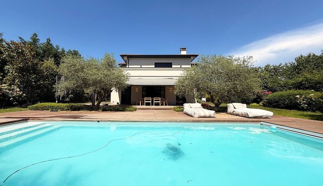 Ferrand – Modern villa with a heated pool and a garden