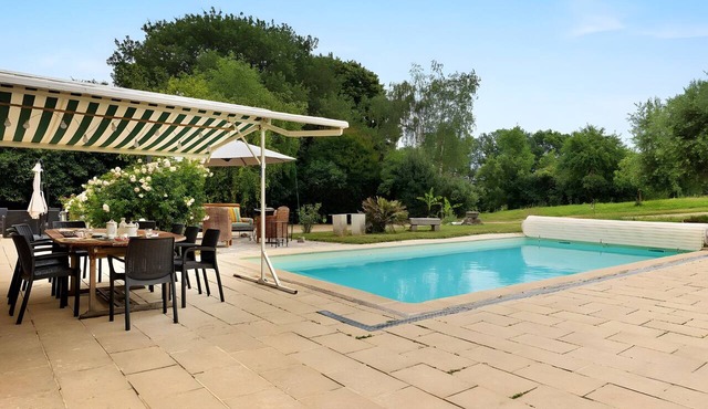 Fleurs Blanches Guest Room with Shared Pool, Wi-Fi, and Air Conditioning