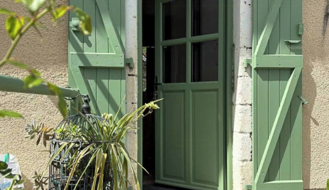 Former railway keeper's house with rose garden