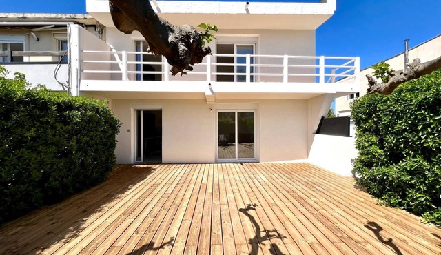 Grand logement avec jardin à 10 secondes de la mer un havre de paix balnéaire!
