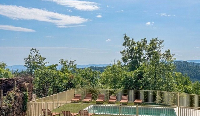 Hilltop retreat with views to Mont Ventoux