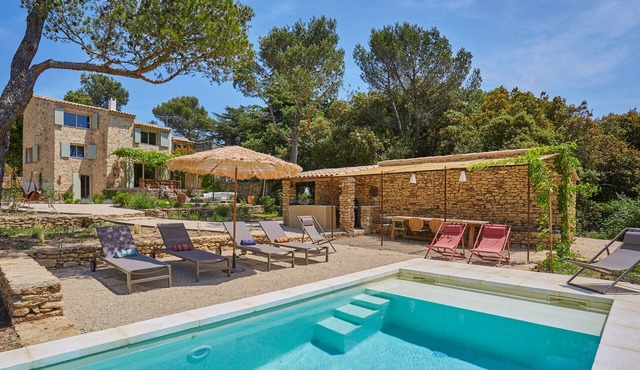 House close to the village with view of Mont du Lubéron