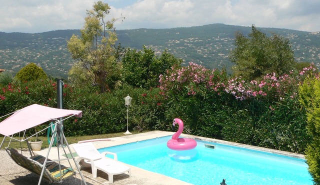 Independent entrance, private terrace, garden, swimming pool, free parking.
