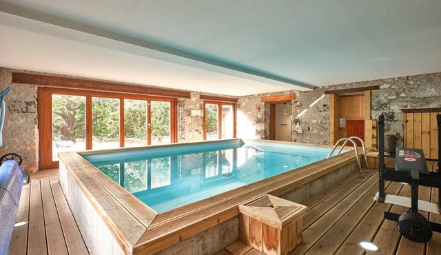 L'Argentier Guest Room – Heated Indoor Pool & Characterful House