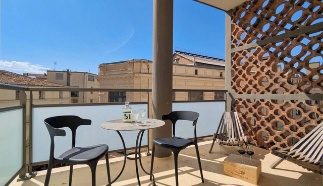 "L'authentique" - hyper center - lovely terrace!